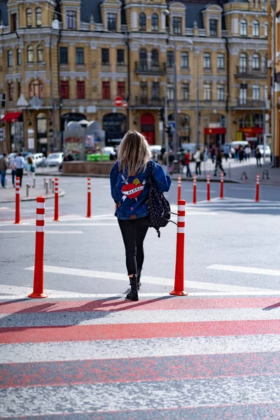 Jonge Mooie Vrouw Loopt Rond Stad Europa Straat Foto Vrouw — Stockfoto