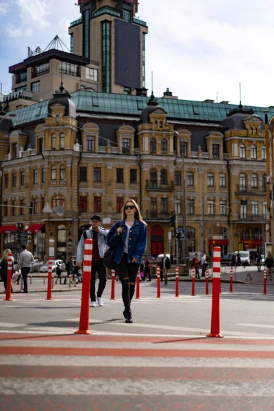 Ung Vacker Kvinna Promenader Runt Staden Europa Gatufoto Kvinnlig Poserar — Stockfoto