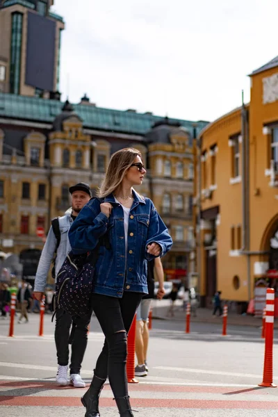 Joven Hermosa Mujer Pasea Por Ciudad Europa Foto Calle Mujer — Foto de Stock