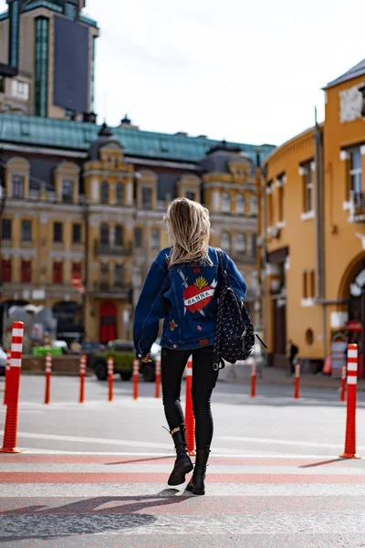 Mladá Krásná Žena Procházky Městě Evropě Pouliční Foto Žena Pózující — Stock fotografie