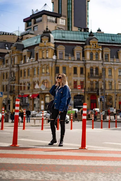 Jovem Mulher Bonita Anda Pela Cidade Europa Foto Rua Posando — Fotografia de Stock