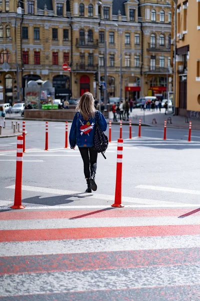 Młoda Piękna Kobieta Spaceruje Mieście Europie Zdjęcie Ulicy Kobieta Pozowanie — Zdjęcie stockowe