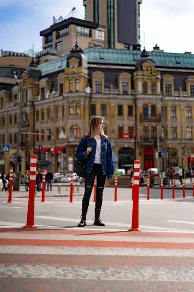 Молодая Красивая Женщина Ходит Городу Европе Уличное Фото Женщина Позирует — стоковое фото