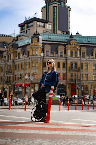 Joven Hermosa Mujer Pasea Por Ciudad Europa Foto Calle Mujer — Foto de Stock