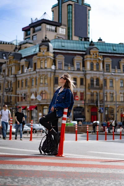 Młoda Piękna Kobieta Spaceruje Mieście Europie Zdjęcie Ulicy Kobieta Pozowanie — Zdjęcie stockowe