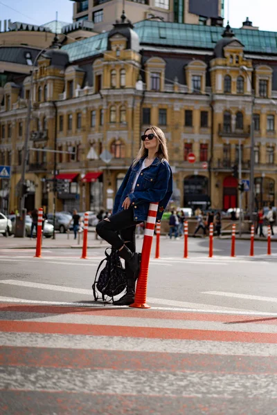 Ung Vacker Kvinna Promenader Runt Staden Europa Gatufoto Kvinnlig Poserar — Stockfoto