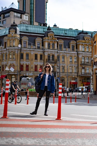 Jovem Mulher Bonita Anda Pela Cidade Europa Foto Rua Posando — Fotografia de Stock