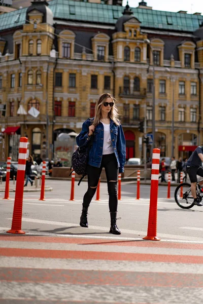 Ung Vacker Kvinna Promenader Runt Staden Europa Gatufoto Kvinnlig Poserar — Stockfoto