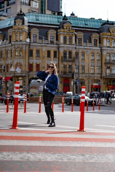 Joven Hermosa Mujer Pasea Por Ciudad Europa Foto Calle Mujer — Foto de Stock