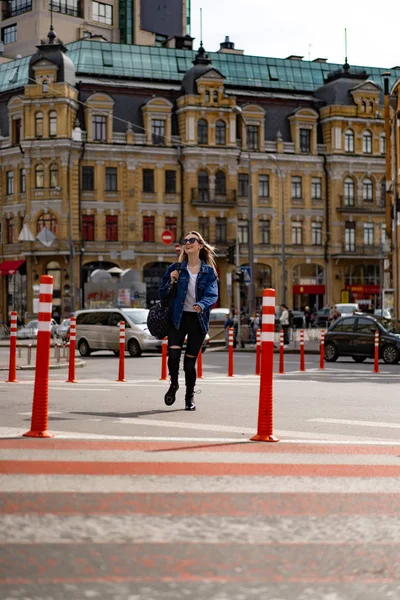 Jovem Mulher Bonita Anda Pela Cidade Europa Foto Rua Posando — Fotografia de Stock