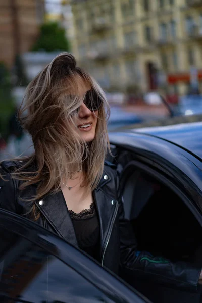 Jovem Mulher Bonita Senta Carro — Fotografia de Stock