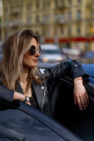 Jeune Belle Femme Assise Dans Une Voiture — Photo