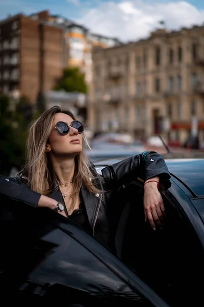 Jovem Mulher Bonita Senta Carro — Fotografia de Stock