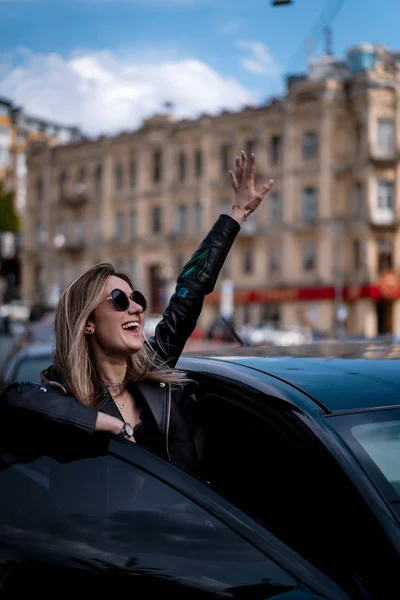 Jonge Mooie Vrouw Zit Een Auto — Stockfoto