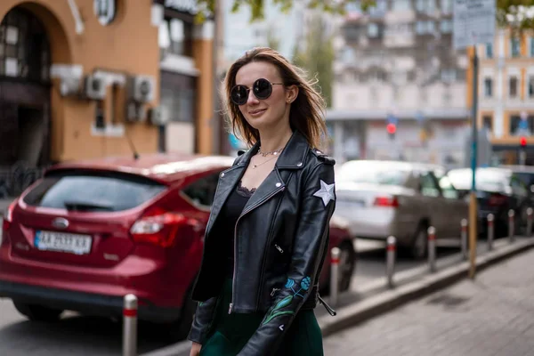 Jeune Belle Femme Promène Dans Ville Europe Photo Rue Femelle — Photo