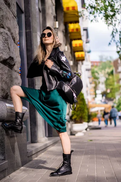 Ung Vacker Kvinna Promenader Runt Staden Europa Gatufoto Kvinnlig Poserar — Stockfoto