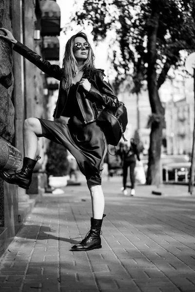 Jovem Mulher Bonita Anda Pela Cidade Europa Foto Rua Posando — Fotografia de Stock