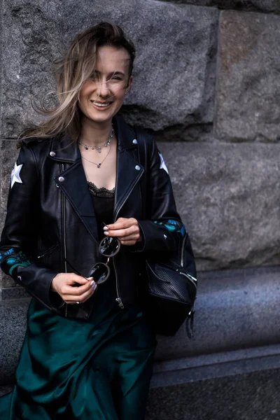 Young Beautiful Woman Walks City Europe Street Photo Female Posing — Stock Photo, Image