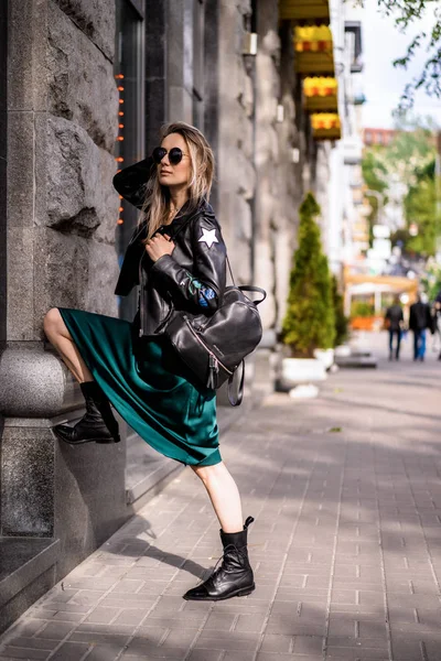 Jovem Mulher Bonita Anda Pela Cidade Europa Foto Rua Posando — Fotografia de Stock