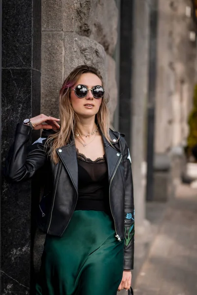 Joven Hermosa Mujer Pasea Por Ciudad Europa Foto Calle Mujer — Foto de Stock