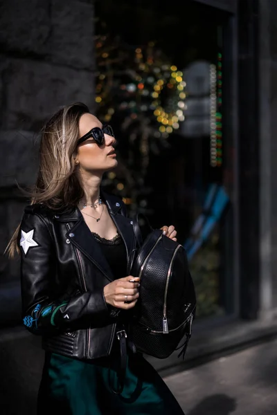 Jonge Mooie Vrouw Loopt Rond Stad Europa Straat Foto Vrouw — Stockfoto