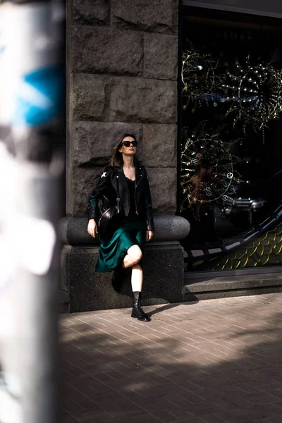 Jonge Mooie Vrouw Loopt Rond Stad Europa Straat Foto Vrouw — Stockfoto