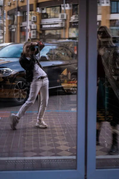 Jovem Mulher Bonita Anda Pela Cidade Europa Foto Rua Posando — Fotografia de Stock