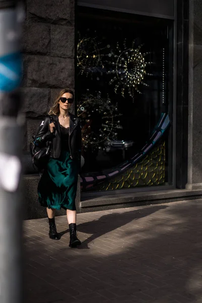 Joven Hermosa Mujer Pasea Por Ciudad Europa Foto Calle Mujer —  Fotos de Stock