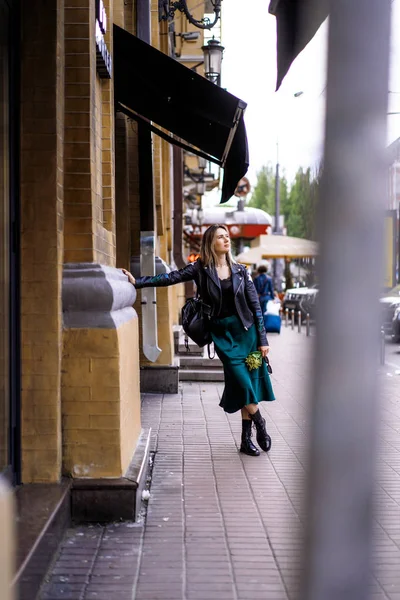 Jonge Mooie Vrouw Loopt Rond Stad Europa Straat Foto Vrouw — Stockfoto