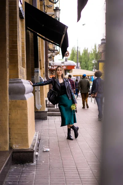 Jovem Mulher Bonita Anda Pela Cidade Europa Foto Rua Posando — Fotografia de Stock