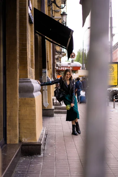Jonge Mooie Vrouw Loopt Rond Stad Europa Straat Foto Vrouw — Stockfoto