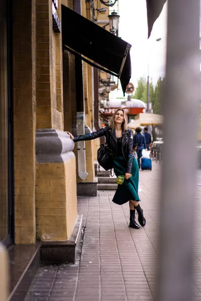 Jonge Mooie Vrouw Loopt Rond Stad Europa Straat Foto Vrouw — Stockfoto