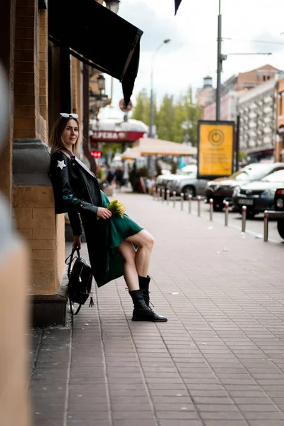 Jovem Mulher Bonita Anda Pela Cidade Europa Foto Rua Posando — Fotografia de Stock