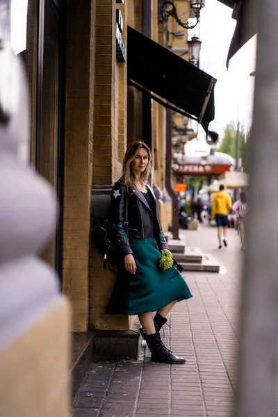 Jonge Mooie Vrouw Loopt Rond Stad Europa Straat Foto Vrouw — Stockfoto