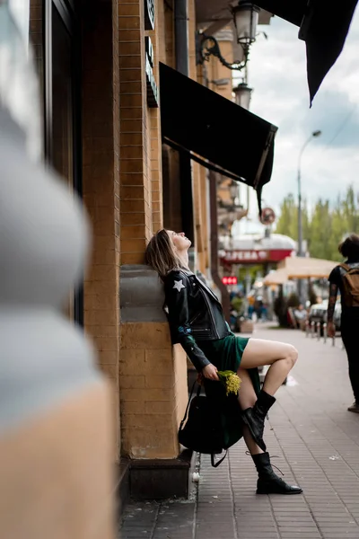 Joven Hermosa Mujer Pasea Por Ciudad Europa Foto Calle Mujer —  Fotos de Stock