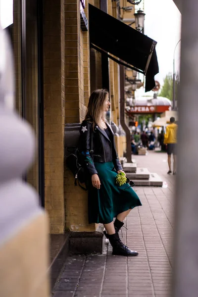 Joven Hermosa Mujer Pasea Por Ciudad Europa Foto Calle Mujer — Foto de Stock