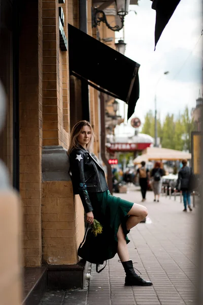 Joven Hermosa Mujer Pasea Por Ciudad Europa Foto Calle Mujer —  Fotos de Stock