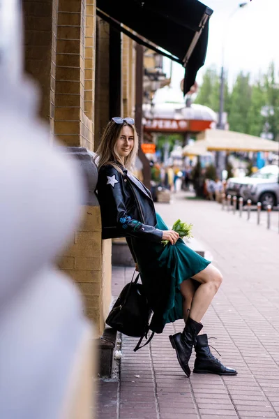 Junge Schöne Frau Geht Durch Die Stadt Europa Straßenfotos Weibliche — Stockfoto