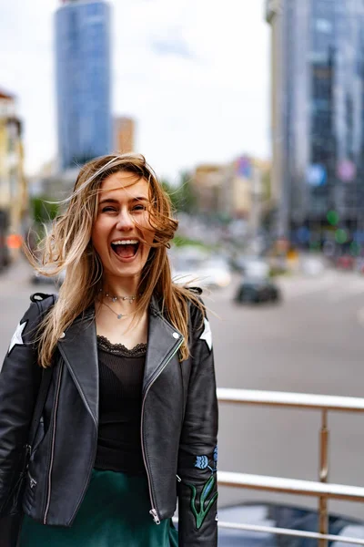 Young Beautiful Woman Walks City Europe Street Photo Female Posing — Stock Photo, Image