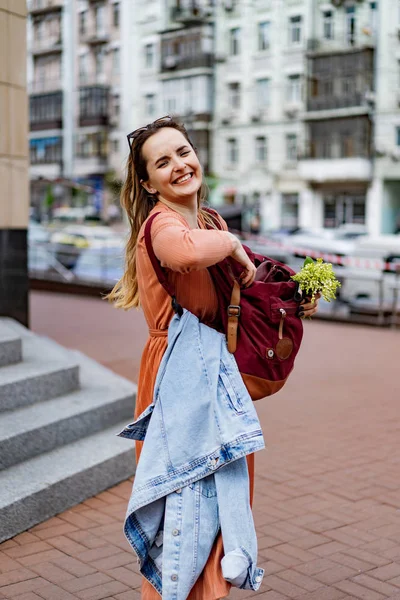 Молода Красива Жінка Ходить Містом Європі Фотографує Вулицю Позує Центрі — стокове фото