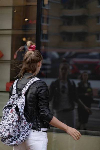 Jonge Mooie Vrouw Loopt Rond Stad Europa Straat Foto Vrouw — Stockfoto