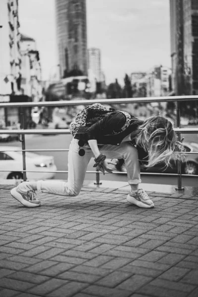 Ung Vacker Kvinna Promenader Runt Staden Europa Gatufoto Kvinnlig Poserar — Stockfoto