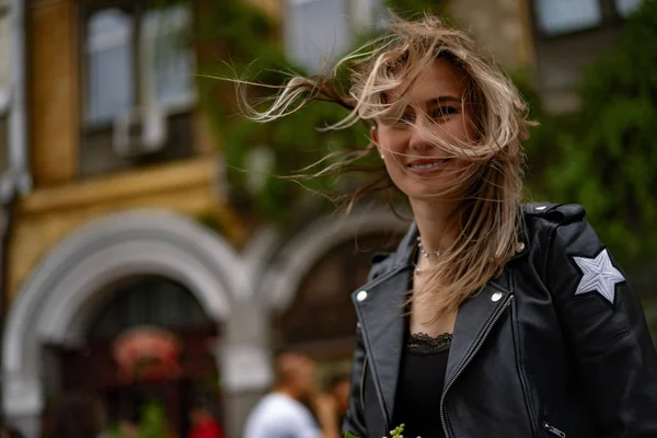 Jeune Belle Femme Promène Dans Ville Europe Photo Rue Femelle — Photo