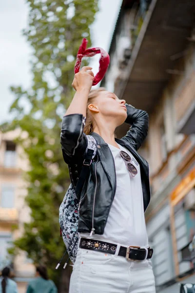 Jonge mooie vrouw loopt rond in de stad in Europa, straat ph — Stockfoto