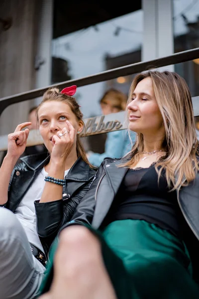 Due Giovani Donne Che Chiacchierano Una Panchina — Foto Stock