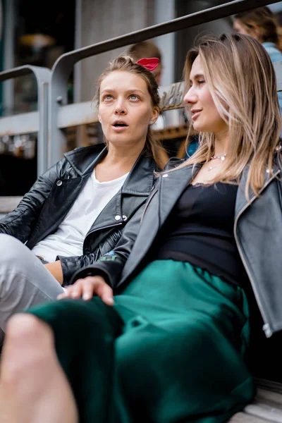 Dos Mujeres Jóvenes Charlando Banco — Foto de Stock