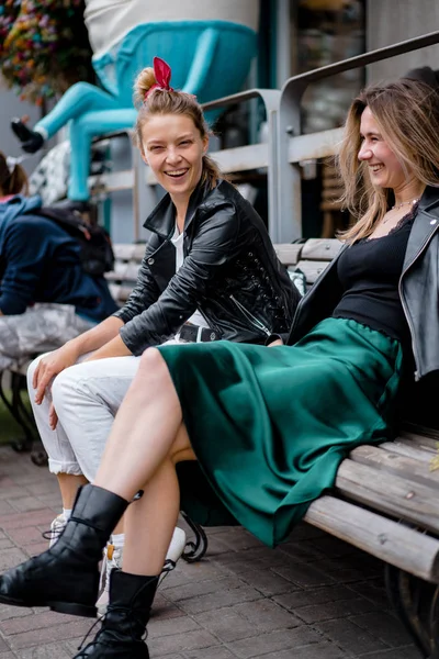 Twee Jonge Vrouwen Chatten Een Bank — Stockfoto