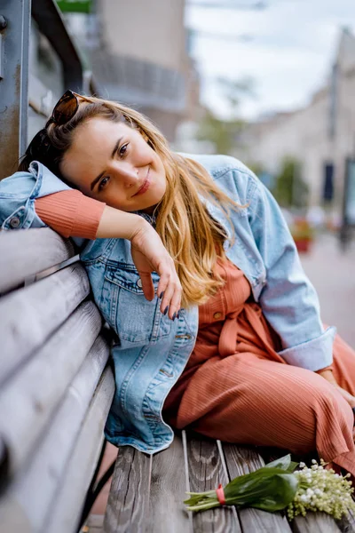 Joven Hermosa Mujer Pasea Por Ciudad Europa Foto Calle Mujer — Foto de Stock