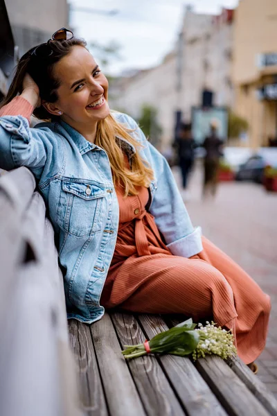 Joven Hermosa Mujer Pasea Por Ciudad Europa Foto Calle Mujer — Foto de Stock