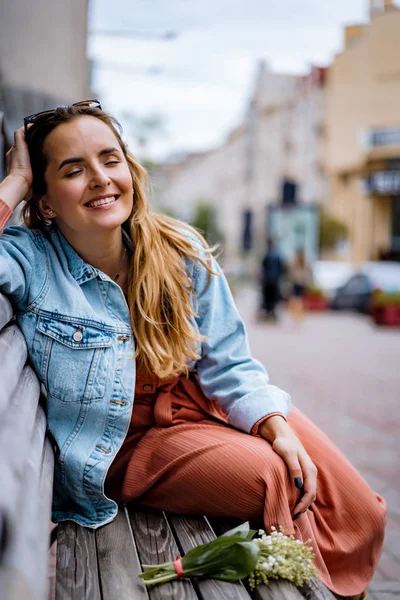 Young Beautiful Woman Walks City Europe Street Photo Female Posing — Stock Photo, Image